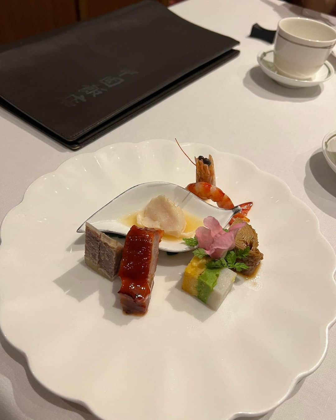 内田朝陽のインスタグラム：「少し早い誕生日のお祝いをして頂きました。 大好きな中国飯店のフカヒレと北京ダック。 前菜からデザートまで中国飯店のご飯はやっぱり美味しい。 ご馳走様でした。 #中華 #北京ダック #フカヒレ」
