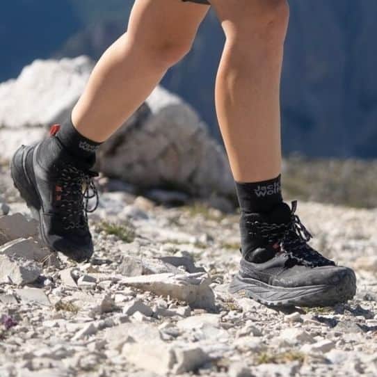 ビブラムのインスタグラム：「The @jackwolfskin TERRAQUEST TEXAPORE MID is made for your multi-day hikes. Not only can you wear them on the trails for days at a time, but you can also walk them into your local pub or dress them up for work, thanks to the rugged versatility of the #VibramEcostepRecycle sole.  Via @jackwolfskin   #Vibram #ConfidenceInEveryStep #YourConnectionToEarth」