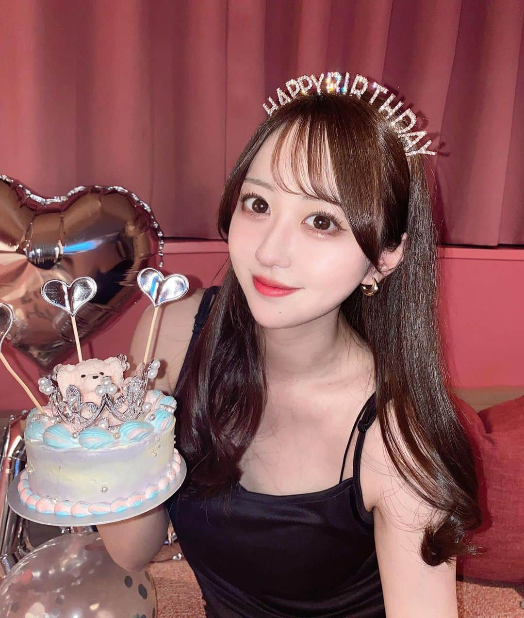 MI-MIさんのインスタグラム写真 - (MI-MIInstagram)「お誕生日を迎えました❤︎ 　  いいねやコメントしてくれる方 いつもありがとうございます💋  心身共に健康で生きれるように 頑張ります〜〜  #mybirthday #birthdaygirl #birthdaycake #marinehouse #rienda #togglehotel #ホテル女子会 #ホカンス #バースデーサプライズ」5月21日 0時01分 - mii__mi.chan