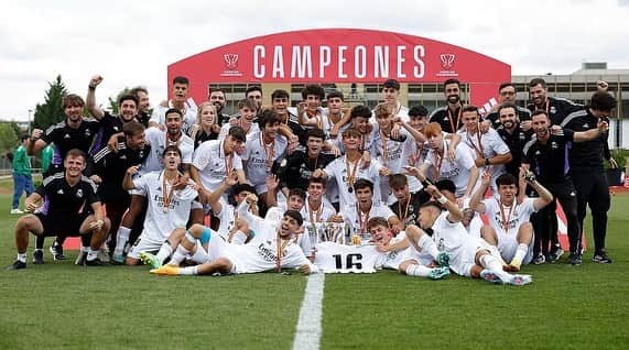 アルバロ・アルベロアのインスタグラム：「¡¡¡INVICTUS!!! Es la primera vez que un juvenil gana el triplete sin perder un sólo partido en las tres competiciones.  Lo que este equipo ha conseguido es gracias al talento, al esfuerzo y al trabajo constante de un grupo de jugadores que tiene un futuro brillante por delante.  Pero el mayor de sus triunfos no han sido sus victorias sino el cómo han jugado cada partido. Lo han hecho además defendiendo y honrando el escudo que llevan en el pecho, el mayor de los privilegios para un futbolista.  Feliz y orgulloso de todos vosotros, ¡os lo merecéis! ¡HALA MADRID!」