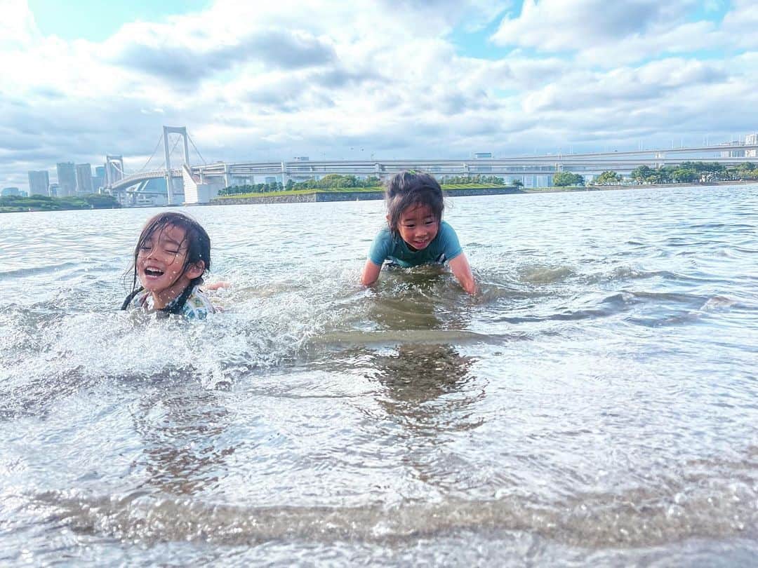 菅井悦子さんのインスタグラム写真 - (菅井悦子Instagram)「パリピかよ！🤣 土曜日は朝から友達家族にジョインして、お台場でボートに乗せてもらった息子！ クラス後に私も合流したけど、とにかくずっと楽しそう。 ここまでどっぷり海に浸かってるのは二人だけだったけどね😇  ありがとう！！ のぶちゃん、のぞみ！ #odaiba #お台場 #5yearsold #boy #4yearsold  #swim#sea#beach#beachday」5月21日 7時00分 - etsuko313