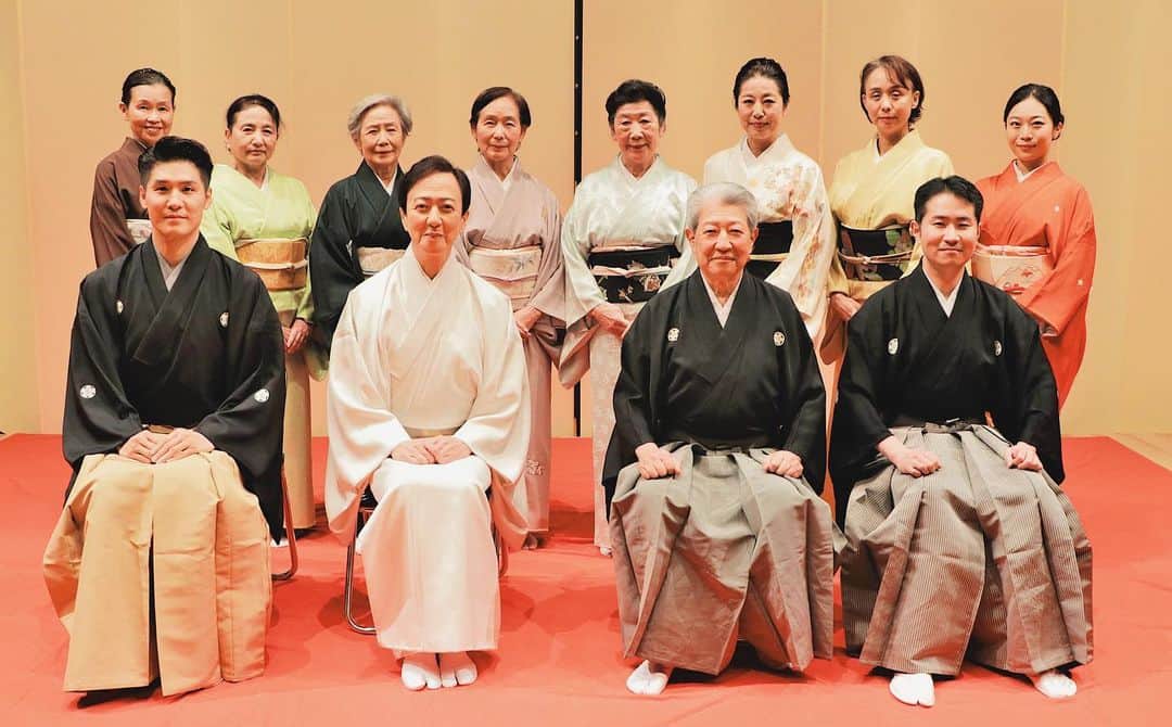 梅川壱ノ介（舞踊家）のインスタグラム：「玉三郎先生との公演でございました ￣￣￣￣￣￣￣￣￣￣￣￣￣￣￣￣￣￣￣￣￣￣￣ 去る、2023/5/14  愛知県春日井市市政８０周年記念公演《日本舞踊鑑賞会》のゲストとしてお招きいただき、坂東玉三郎先生とお舞台を努めさせていただきました。この日まで毎日自分と向き合い、長唄《静と知盛》の踊りをお稽古しました。  真剣に生きるって、本当に楽しい！ そう思える日々でした。  この感覚を忘れずにこれからも精進させていただきます。  人生をかけるほどの緊張感のある日々をくださった、玉三郎先生に心から感謝の気持ちでいっぱいでございます。  また、写真をアップしていきます。 宜しくお願い申し上げます。  #梅川壱ノ介 #舞踊家 #日本舞踊 #坂東玉三郎 #春日井市 #日本舞踊鑑賞会 #ClassicJapanesedance #traditionaljapanesedance」