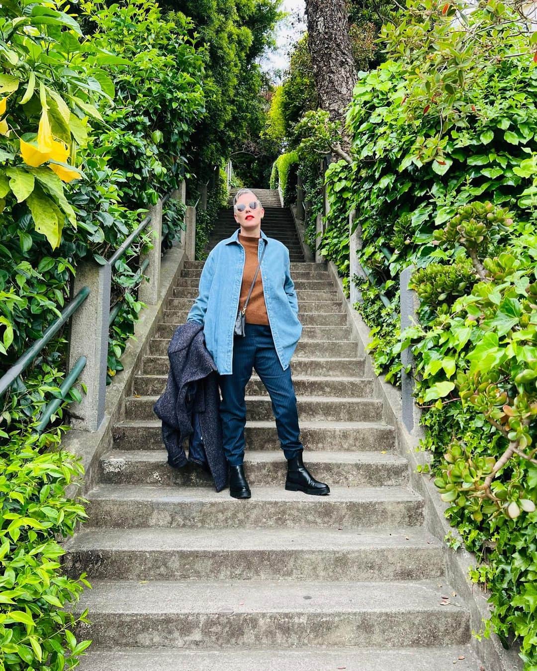カレンウォーカーのインスタグラム：「Filbert Steps, San Francisco. I counted 466 of them. Fabulous gardens, pretty homes, knockout views.」