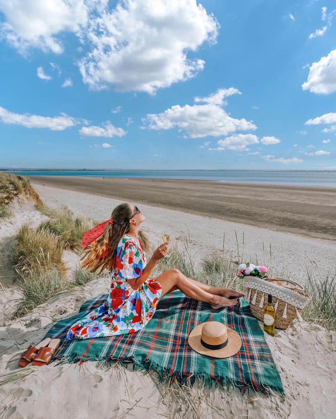 Izkizのインスタグラム：「England in the Spring is my favourite 🌿🌷🌸☀️ (if the sun comes out to play!) Forrests full of bluebells, fields of gold (rapeseed) and empty sand dune covered beaches. Even though I love the city, shopping, the hustle and bustle….I am forever at home in the beautiful English countryside. Grateful for this little corner in West Sussex which brings me so much peace and recharges my soul in-between trips #sussex #westsussex #england」