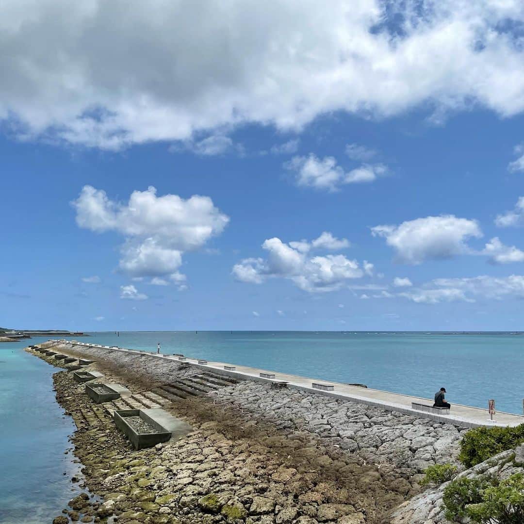 園崎未恵のインスタグラム：「ああ、海だなあ、という景色。 沖縄のこんな青い空と海を見るのは、もしかしたら初めてかもしれない。 旅程は大体いつも雨か曇天。 #okinawa」