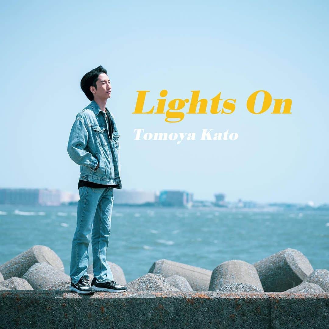 のインスタグラム：「1st Single - Lights On 各種ストリーミングサービスでの楽曲配信もスタートです!!  タイトルの Lights On は 明かりを灯す という意味で、自分の意志で輝きを灯し、自分の人生を自由に生きていくというメッセージを込めたものです。 また「Lights On」と複数形になっているのは、人生で灯すべき明かりは１つだけではなく様々な灯りを灯していきたいという想いも込めています   自分の力で夢や目標を実現する…自由に生きる…自分の信条や人生と重ね合わせて作った歌詞なので、少しでも誰かの励みになれば嬉しいです  My 1st Single, "Lights On," is now available on various streaming services!  The title "Lights On" means to turn on the lights, and it carries a message of shining your own light and living your life freely on your own terms.   As the lyrics reflect the message I live by, which includes phrases such as "realizing your dreams with your own power," and "living life on your own terms," they were written to be a reflection of my own beliefs and experiences.  If this song can serve as encouragement for someone else, even just a little bit, it would make me very happy.  #TomoyaKato #LightsOn #Streaming」