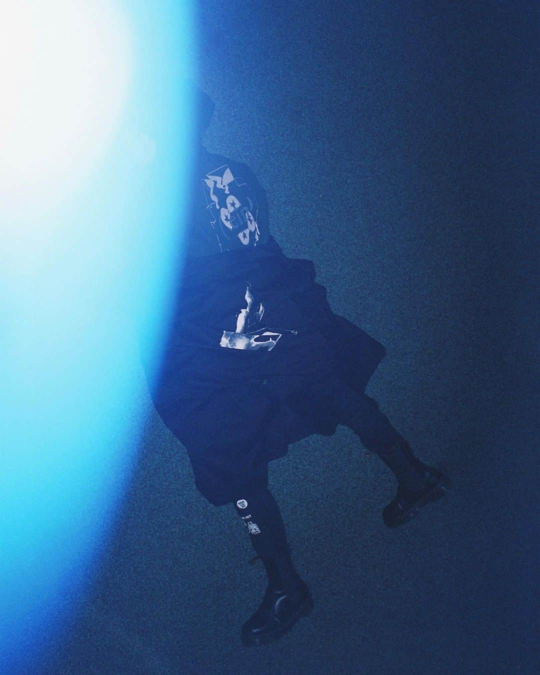 大原海輝のインスタグラム：「本日・5月21日( 日 )‼️ ( ein )として、初の試みです。 デザインフェスタvol.57に出展します。  ブース番号：O(英語のオー）-45 出展日：日曜（5月21日のみ参加）  新作パーカー2種 Tシャツ2種 ステッカー2種を作りました。今までの作品も、持っていきます。  先日、代官山蔦屋にて完売になった"Art Book"もここに来た人だけに受注販売しようかと。  お待ちしてますねえ！」