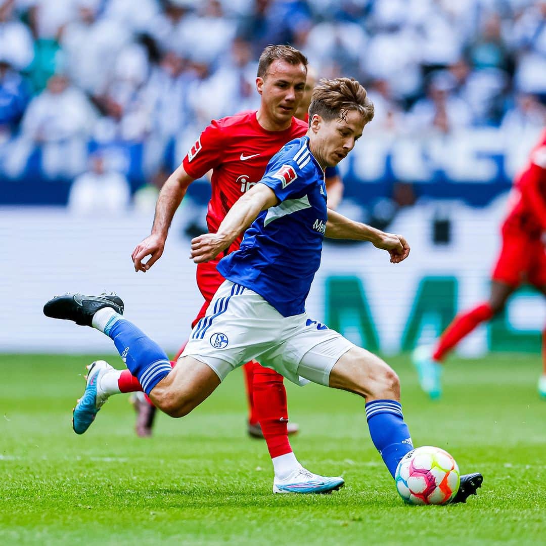 シャルケ04のインスタグラム：「Ein Punkt gegen die Eintracht.  Mund abputzen und nächste Woche siegen❗️ Vorwärts, Schalke! 💪🏽 . . #S04SGE 2:2 . . #Bundesliga #Schalke #S04 #Matchday #Football #Soccer #Fußball #Futbol #Knappen #WirBleiben #🔵⚪️」