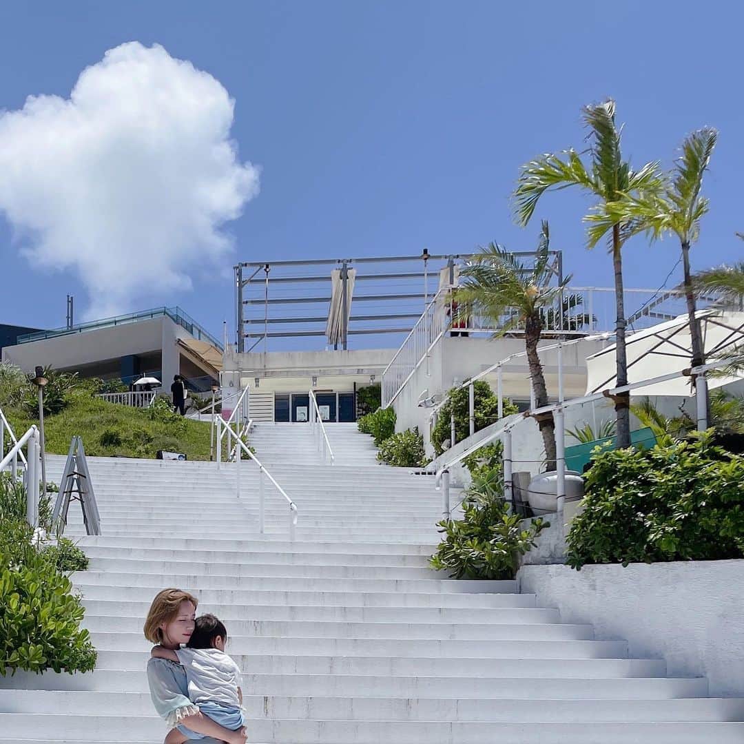 皆方由衣さんのインスタグラム写真 - (皆方由衣Instagram)「ウミカジテラス🐳 食べたかったガーリックシュリンプが 食べれて嬉しかったな♡  お天気も良くって素敵な建物でした！  旅行からは帰ってきていますが 意外とハードスケジュール だったのでこれから 少しずつ写真や動画を あげていきますね😌🍒  #ウミカジテラス #ガーリックシュリンプ #沖縄旅行」5月21日 0時29分 - yuiminakata