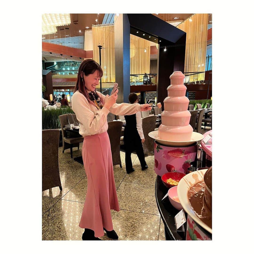 夢月せらのインスタグラム：「チョコファウンテンを楽しみすぎて自撮ってしまうとこを撮られてた。いつかのいちごビュッフェ🍓」