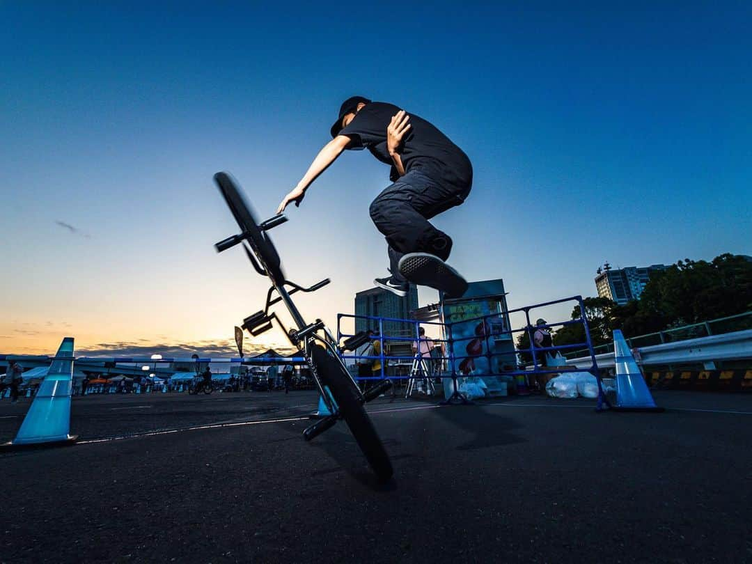 宇野陽介さんのインスタグラム写真 - (宇野陽介Instagram)「BMX FLATLAND YOUNG GUN @ginsei_bmx   次世代と、ライティングでも クリエイションでもセッションして 感性のコミニケーションが問われる時間。  photo by  @yorkuno 📸  #aresbikes  #flatland #bmx #photographer  #naturephotography  #flip #lumix #gh6 #microfourthirds」5月21日 0時38分 - yorkuno