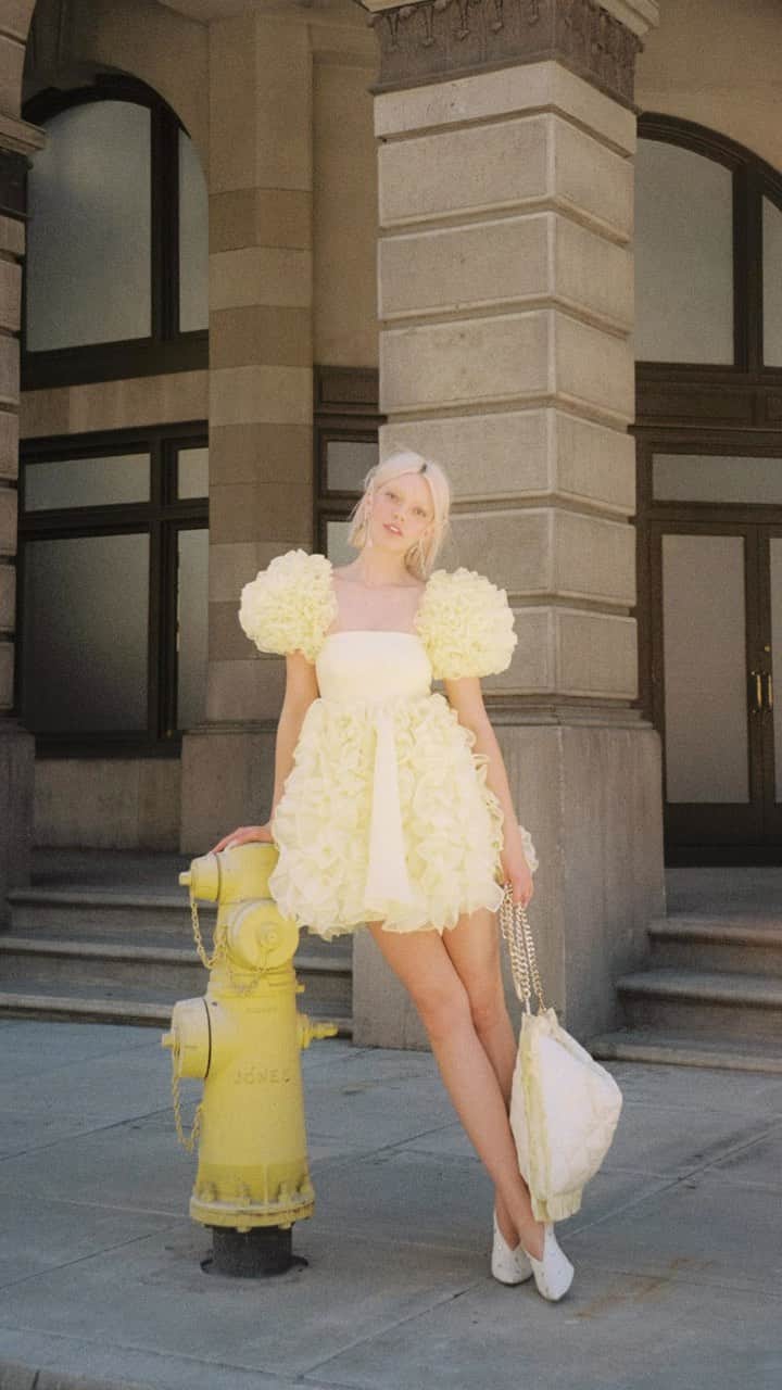 パイパー・アメリカ・スミスのインスタグラム：「My best day being a fairy on the Universal Studios backlot nyc set ✨ Yes I snuck and gave myself a private tour around the lot after work to see all the big movie sets 😍」