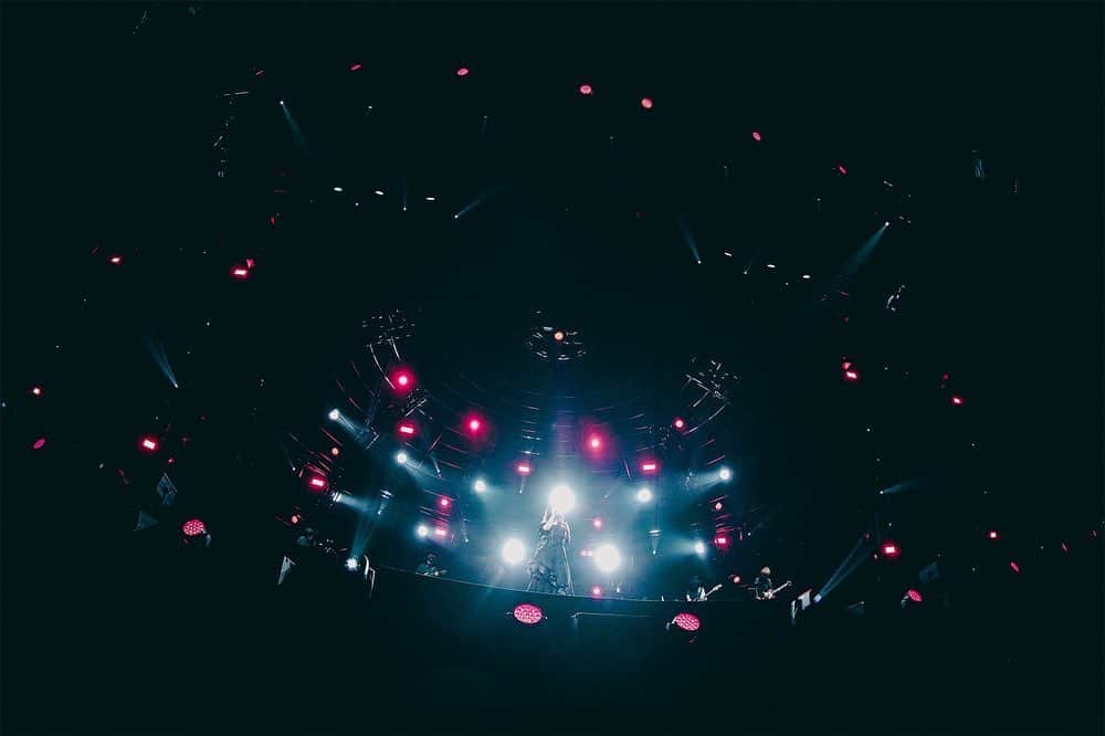 Aimerのインスタグラム：「⚯̫  #nuitimmersive 大阪城ホール。 大阪最高だったよーーー!! ありがとう。  そして....  7/26 7thアルバム「Open α Door」 リリースします!!  よろしくね。  ちなみに毛先はﾑﾗｻｷです🟣  photo by 松本いづみ」