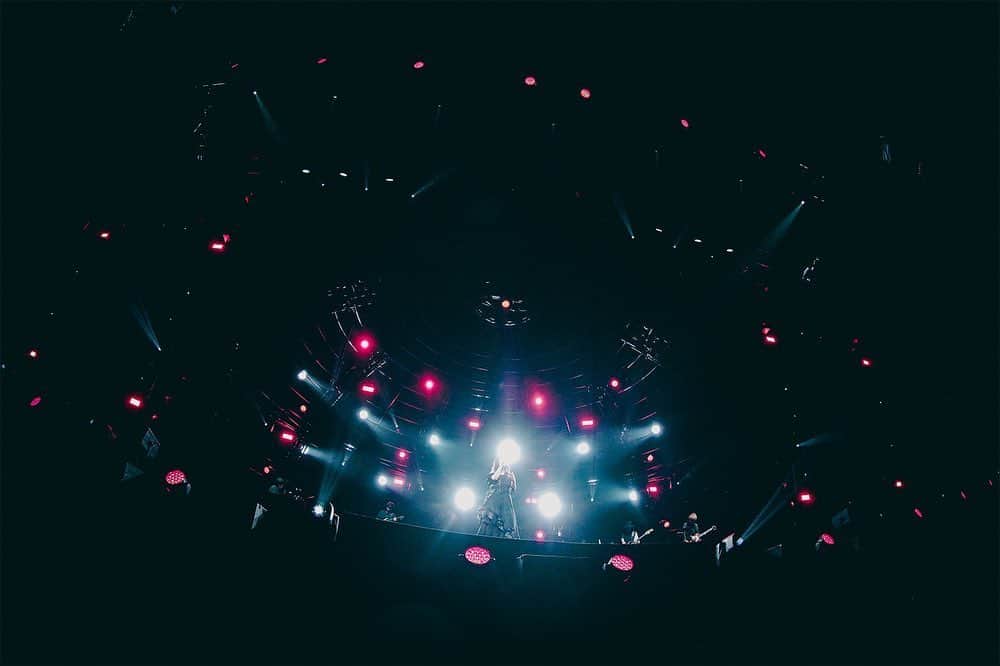 のインスタグラム：「⚯̫  #nuitimmersive 大阪城ホール。 大阪最高だったよーーー!! ありがとう。  そして....  7/26 7thアルバム「Open α Door」 リリースします!!  よろしくね。  ちなみに毛先はﾑﾗｻｷです🟣  photo by 松本いづみ」