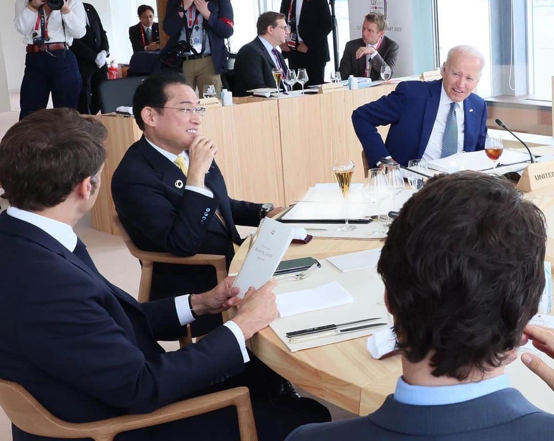岸田文雄さんのインスタグラム写真 - (岸田文雄Instagram)「広島サミット2日目の本日もG7首脳と、経済的強靭性・経済安全保障、グローバルサウスと呼ばれる国々を始めとする国際社会のパートナーとの関係強化について、突っ込んだ議論を行いました。 午後からはG7首脳に加え、招待国や国際機関のリーダーを迎え、G7を超えたパートナーとの間で、食料、開発、保健、気候変動、エネルギー、さらには環境といった、国際社会が直面する諸課題への対応について、G7議長として主導し、率直な議論を行いました。  #岸田文雄  #内閣総理大臣  #広島 #hiroshima  #g7 #サミット」5月21日 0時59分 - fumio_kishida