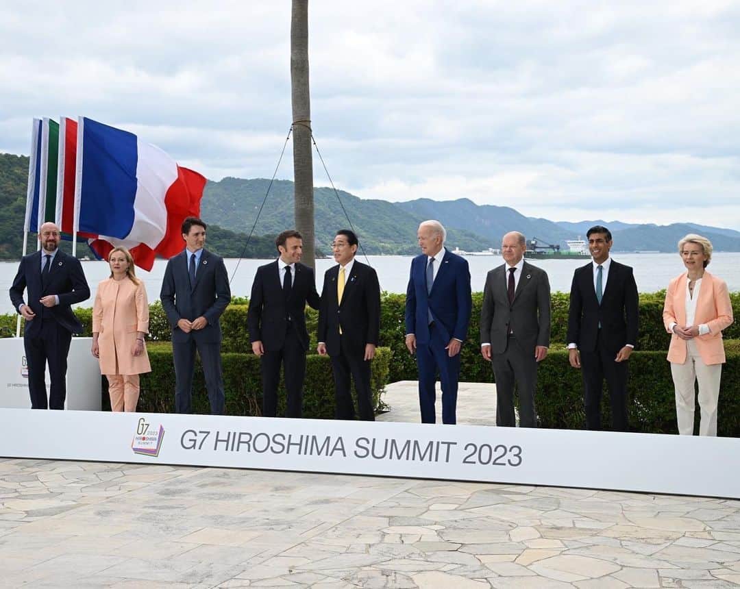 岸田文雄さんのインスタグラム写真 - (岸田文雄Instagram)「広島サミット2日目の本日もG7首脳と、経済的強靭性・経済安全保障、グローバルサウスと呼ばれる国々を始めとする国際社会のパートナーとの関係強化について、突っ込んだ議論を行いました。 午後からはG7首脳に加え、招待国や国際機関のリーダーを迎え、G7を超えたパートナーとの間で、食料、開発、保健、気候変動、エネルギー、さらには環境といった、国際社会が直面する諸課題への対応について、G7議長として主導し、率直な議論を行いました。  #岸田文雄  #内閣総理大臣  #広島 #hiroshima  #g7 #サミット」5月21日 0時59分 - fumio_kishida