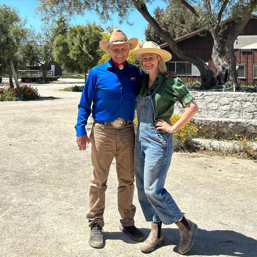 ベス・ベアーズのインスタグラム：「I spent this weekend with a bucket list ✔️for this horsewoman... meeting the 88 year old hero of mine @monty_roberts . I've read all of his books and what he's done for horses and all animals with his non violent gentling methods truly astound and inspire me- as well as all of his human and horses healing programs. AND spending this special weekend with my fellow horsewomen and dear friends @onceuponahorse @jessielochrie_ ? Dreamy」