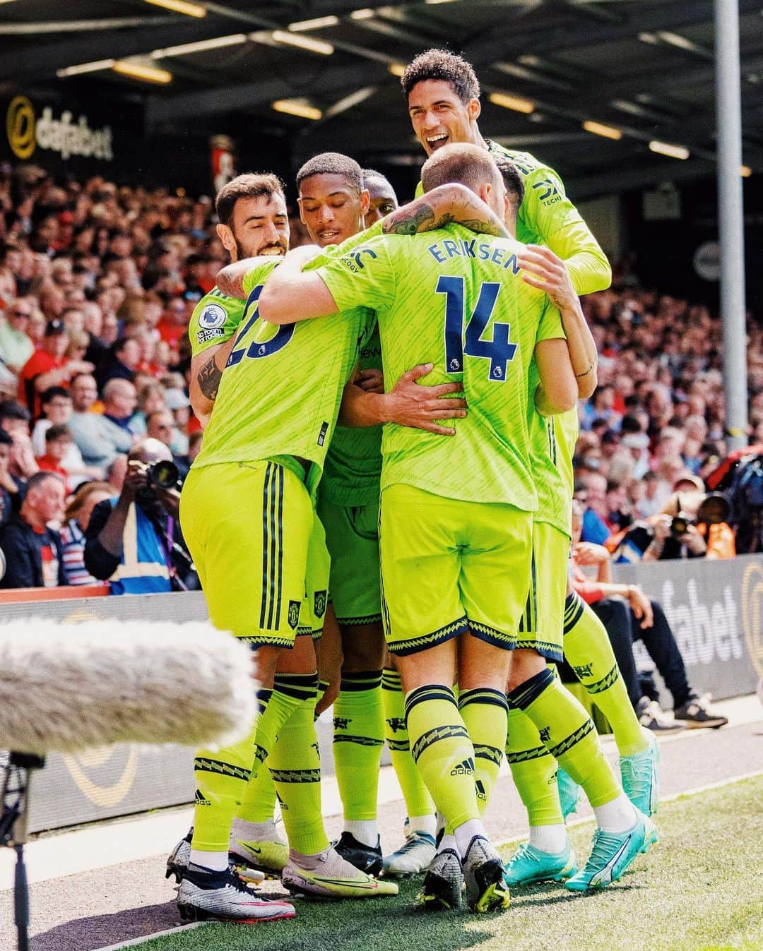 ラファエル・ヴァラーヌさんのインスタグラム写真 - (ラファエル・ヴァラーヌInstagram)「Clean sheet. Three points. Finishing strong together as a team !! ⚔️」5月21日 1時09分 - raphaelvarane