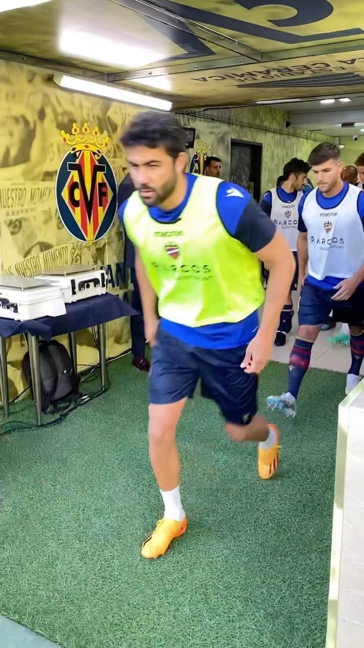 レバンテUDのインスタグラム：「👊🐸 JUGADORES AL VERDE 🐸👊  #VillarrealBLevante  • @grupomarcosautomocion @macron @sesderma @baleariaferry @amstel_es @cocacola_esp」