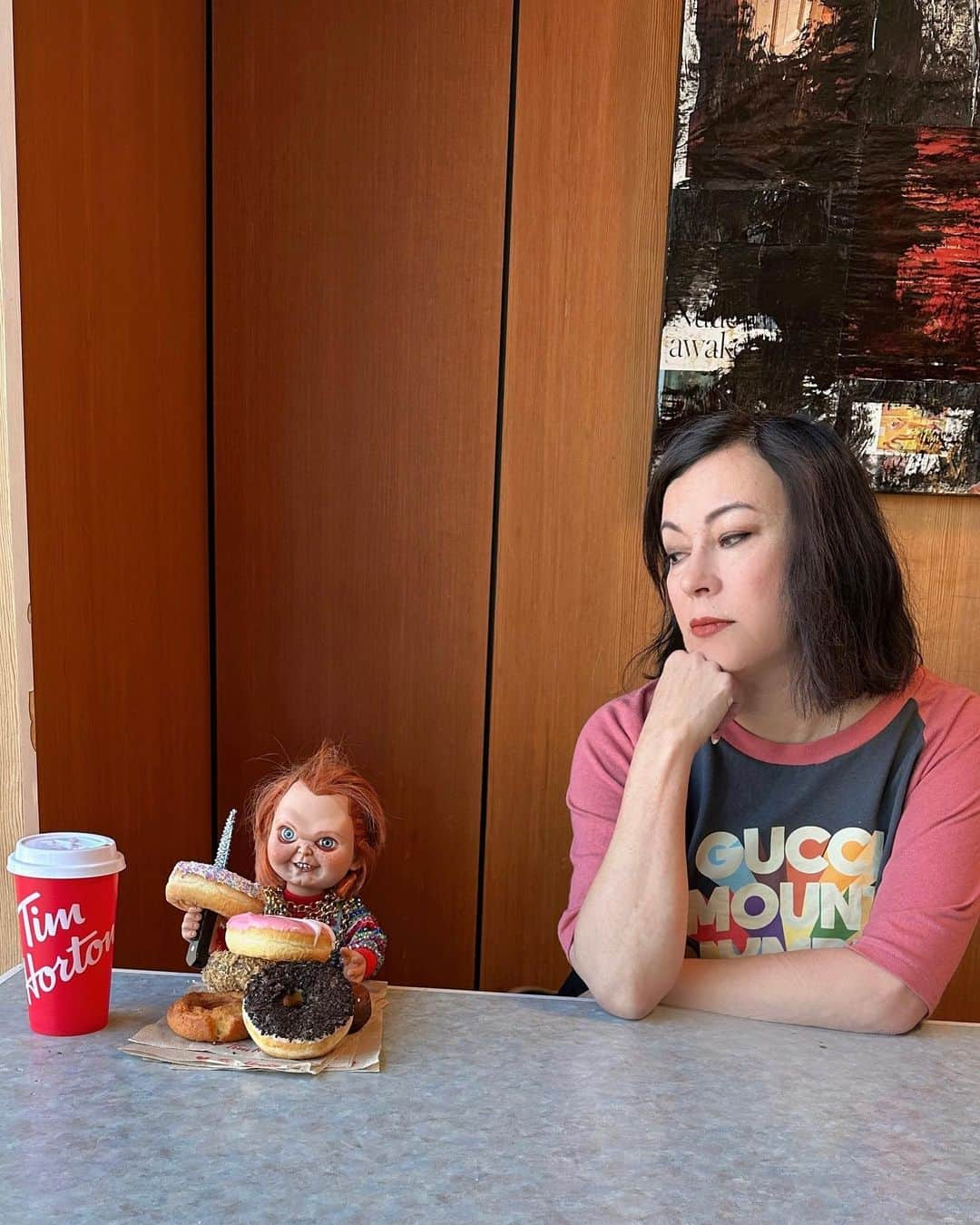 ジェニファー・ティリーさんのインスタグラム写真 - (ジェニファー・ティリーInstagram)「#Chucky’s favorite thing about Canada is Tim Horton’s donuts. 🍩🍩🍩」5月21日 1時05分 - jennifertilly