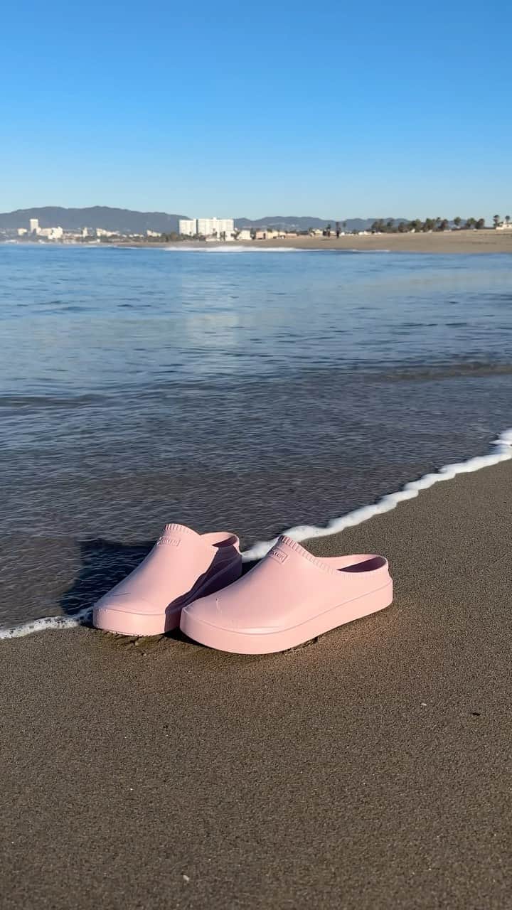 ハンターブーツのインスタグラム：「Ride the wave this summer with #HunterBLOOM 🌊 Made using algae sourced by cleaning natural waterways.   Shop our feed at the link in bio.」