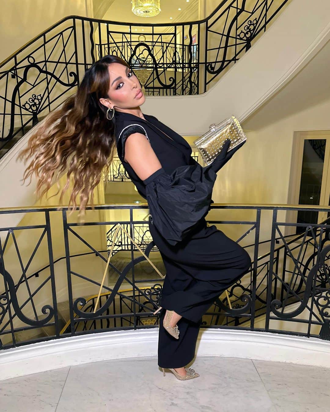 sananasのインスタグラム：「Eux : On se rejoint chez Albane ? Moi : ok à tout de suite. [One hour later] 😅On en a eu une même si j’ai failli tuer quelqu’un en faisant tomber une bague (heureusement c’était pas Chuck Bass qui passait 👀pfiouu…) Ps : pour la dernière photo je sais que vous savez que je sais que vous savez.  Tenue @azfactory  Sac @aquazzura  Chaussures @rogervivier  Bijoux @apmmonaco」