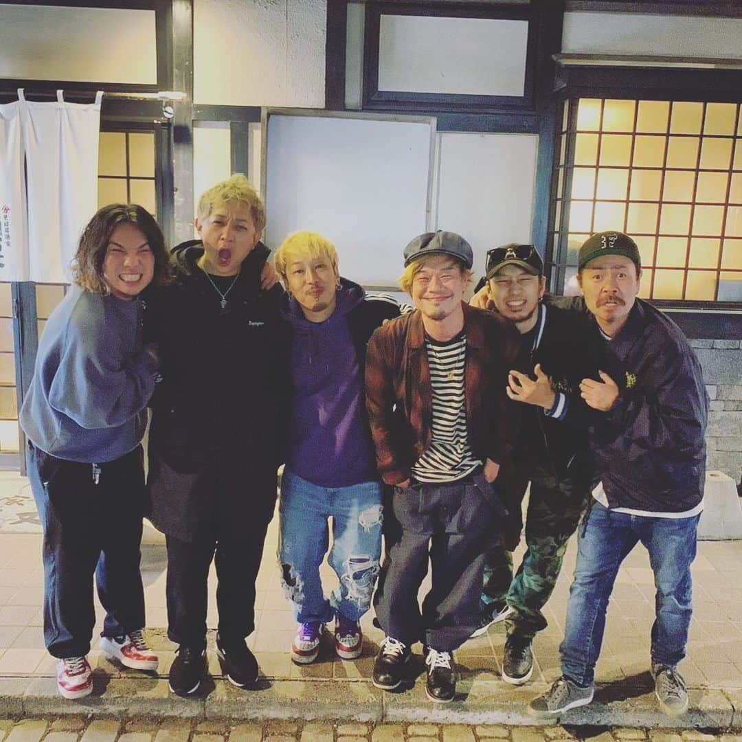こーいちのインスタグラム：「今日みたいにライブ中に酸素めっちゃ吸いたい時に間違えて声変わるヘリウムガス吸ってみんなをびっくりさせるのはまた次回やな！ ほな帯広またな！  #labret #10feet  #京都」