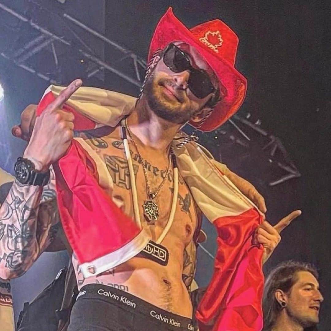 クリス・ウェビーのインスタグラム：「CANADA !! That was the greatest tour of my entire life and I love y’all so fuckin much.. y’all really made me feel like Captain Canada every single night on those stages..  I’m sorry that world events kept us away from each other for so long, but we made up for lost time in the greatest way possible.   My body is beat, my mind is exhausted, and I don’t even wanna look at an alcoholic beverage for weeks. But man…  We really did that. Sold out coast to coast.. I have the greatest fans in the the world, and I truly mean that.  And thank you to my team for being the battle hardened road dogs that you are. A tour like that isn’t for the weak, and you all handled it like pros.   Tour is messy, imperfect, and unpredictable. Our lids were constantly switched, yet we marched forward and executed the mission regardless.  And we did it.. nah we didn’t just do it. We KILLED it.  But now the #GodOfTour must take a much needed rest to regather the strength to get this rollout ready for #LastWednesday .. stay patient y’all.   I’m gunna need a second to get my life together over here before we officially launch forward for the year. I got you tho.  Again tho, Canada… I love y’all 🇨🇦🙏🏻🫡🕸」