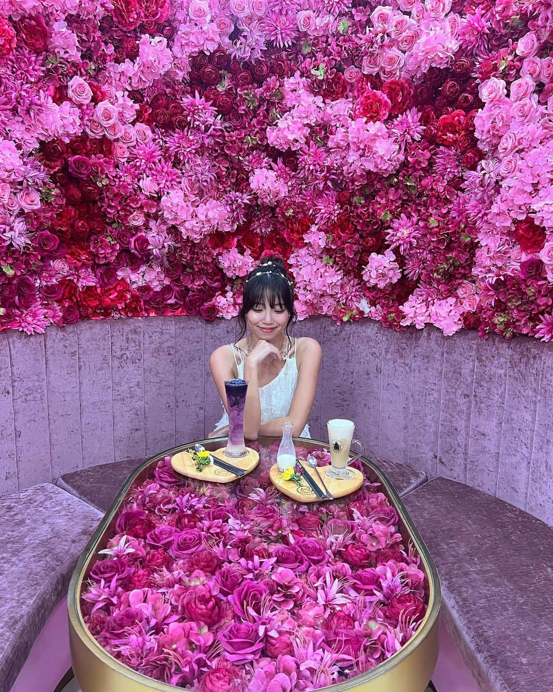 溝呂木世蘭さんのインスタグラム写真 - (溝呂木世蘭Instagram)「タイバンコクにある、 お店全体がピンクのお花に囲まれているカフェ🍰  📍KORRAKANG Cafe  バックパッカーの聖地、カオサン通りの近くにある かなりインスタ映えなカフェなんです🫢  飲み物もハートの氷が入ってたりカラフルな飲み物があったりと かなりバラエティ豊か！！  可愛いメニューばっかりでどれにしようか結構悩みました🤫  カフェ周辺もかなり賑わってるので カオサン通りを観光ついでに立ち寄れるから  とってもおすすめです♡  #カオサン通り#korrakangcafe #タイ#タイ観光#タイおすすめ#バンコク#バンコク観光☆バンコクおすすめ#旅好き#アジア旅行#アジア巡り#thailand#Bangkok#旅んちゅ#旅好きな人と繋がりたい #タビジョ#タイ移住」5月21日 1時39分 - seran_0422