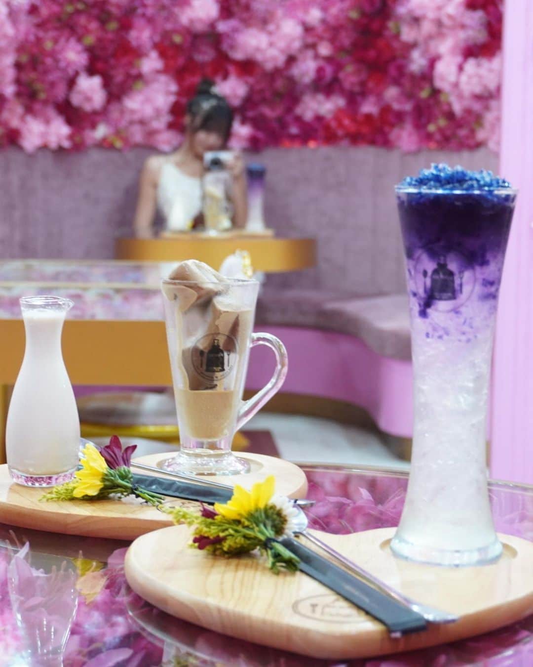 溝呂木世蘭さんのインスタグラム写真 - (溝呂木世蘭Instagram)「タイバンコクにある、 お店全体がピンクのお花に囲まれているカフェ🍰  📍KORRAKANG Cafe  バックパッカーの聖地、カオサン通りの近くにある かなりインスタ映えなカフェなんです🫢  飲み物もハートの氷が入ってたりカラフルな飲み物があったりと かなりバラエティ豊か！！  可愛いメニューばっかりでどれにしようか結構悩みました🤫  カフェ周辺もかなり賑わってるので カオサン通りを観光ついでに立ち寄れるから  とってもおすすめです♡  #カオサン通り#korrakangcafe #タイ#タイ観光#タイおすすめ#バンコク#バンコク観光☆バンコクおすすめ#旅好き#アジア旅行#アジア巡り#thailand#Bangkok#旅んちゅ#旅好きな人と繋がりたい #タビジョ#タイ移住」5月21日 1時39分 - seran_0422