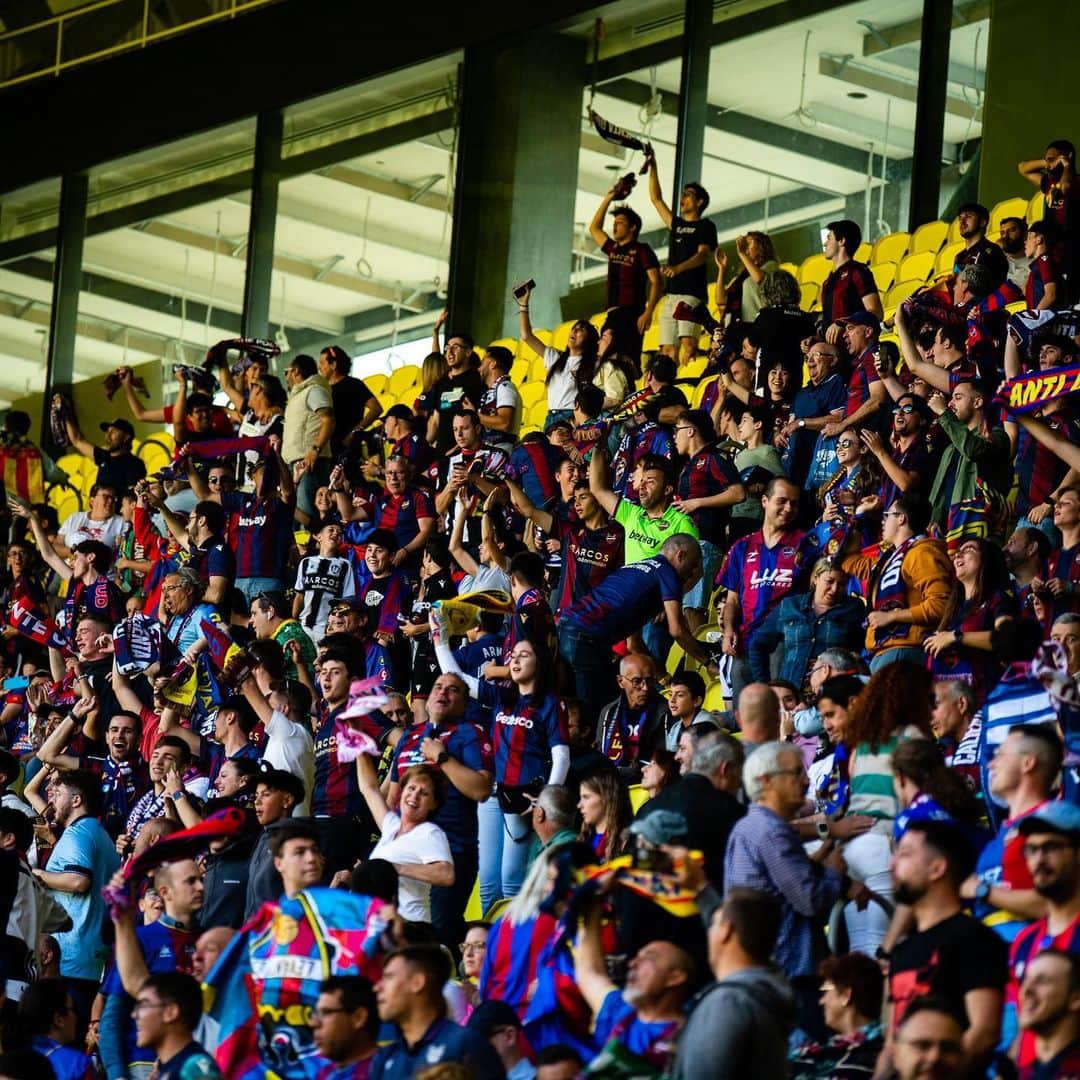 レバンテUDのインスタグラム：「🐸 ¡Hoy jugamos en casa!  💙❤️ ¡ENORME AFICIÓN! 💙❤️  #VillarrealBLevante  • @grupomarcosautomocion @macron @sesderma @baleariaferry @amstel_es @cocacola_esp」