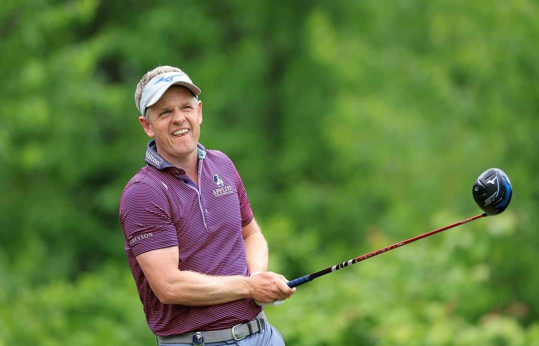 ルーク・ドナルドのインスタグラム：「The faces you make playing Oak Hill 🤪 So disappointed to not be playing the weekend at the @pgachampionship . Oak Hill was such a difficult golf course but I loved the challenges the course presented. My game was good in spurts - 16th in fairways hit and some good putting on Thursday but I fell into the trap of chasing some pins and short siding myself 4 times on Friday which you just can’t do in Major Championship set ups.   Firm fairways, a few semi blind tee shots that add the slightest of doubt in any golfers mind, penal bunkering placed in all the right places that offered up many different options off the tee, severely tucked pins but soft enough greens to tempt you to try to access them & greens that have some slope and character but certainly not over done. The only small change I would have made would be to make the first 3 yards of the rough slightly lighter - with the firm fairways even really good drives could still run into the rough.   Whoever lifts the Wanamaker Trophy on Sunday tho will have played the best golf of anyone on a great set up - I’ll be watching!」