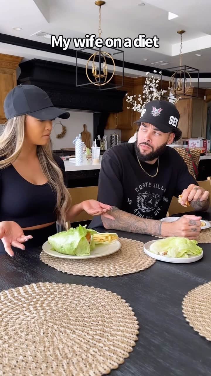 リアン Vのインスタグラム：「My wife on a diet 🥬🍔😳😂 @wearethebenjamins」