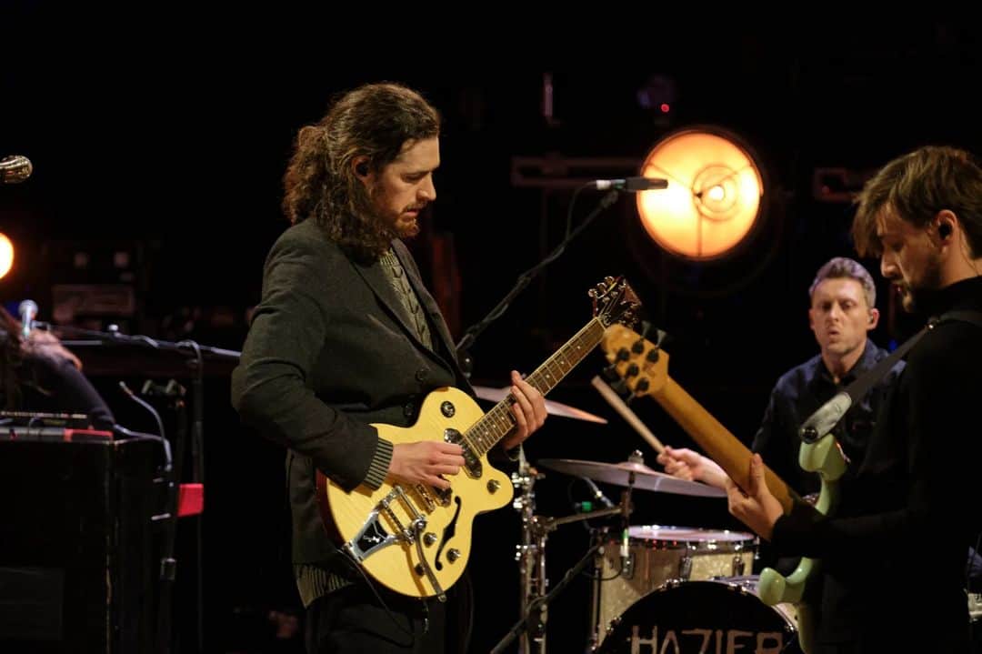 ホージアのインスタグラム：「I was honoured to join such an amazing line up of musicians on Later With @jools.holland.official  Growing up, this show was something I dreamed of performing on, and returning again for a chat and to play my music is no small honour. Thank you to Jools and his amazing crew, no one does it like you do it.  Watch tonight at 9:50pm on @bbctwo & @bbciplayer 📺」