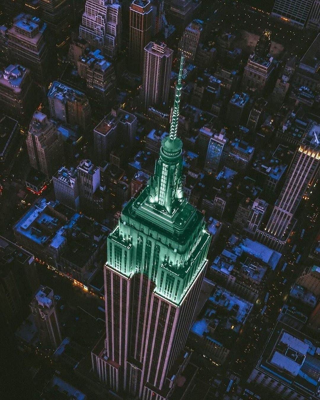 Empire State Buildingさんのインスタグラム写真 - (Empire State BuildingInstagram)「Turning the skies seafoam green in honor of the New York Liberty  home opener! 🗽」5月21日 2時20分 - empirestatebldg