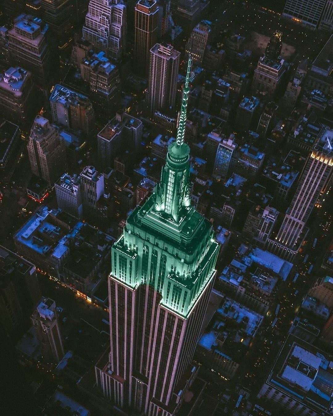 Empire State Buildingのインスタグラム：「Turning the skies seafoam green in honor of the New York Liberty  home opener! 🗽」