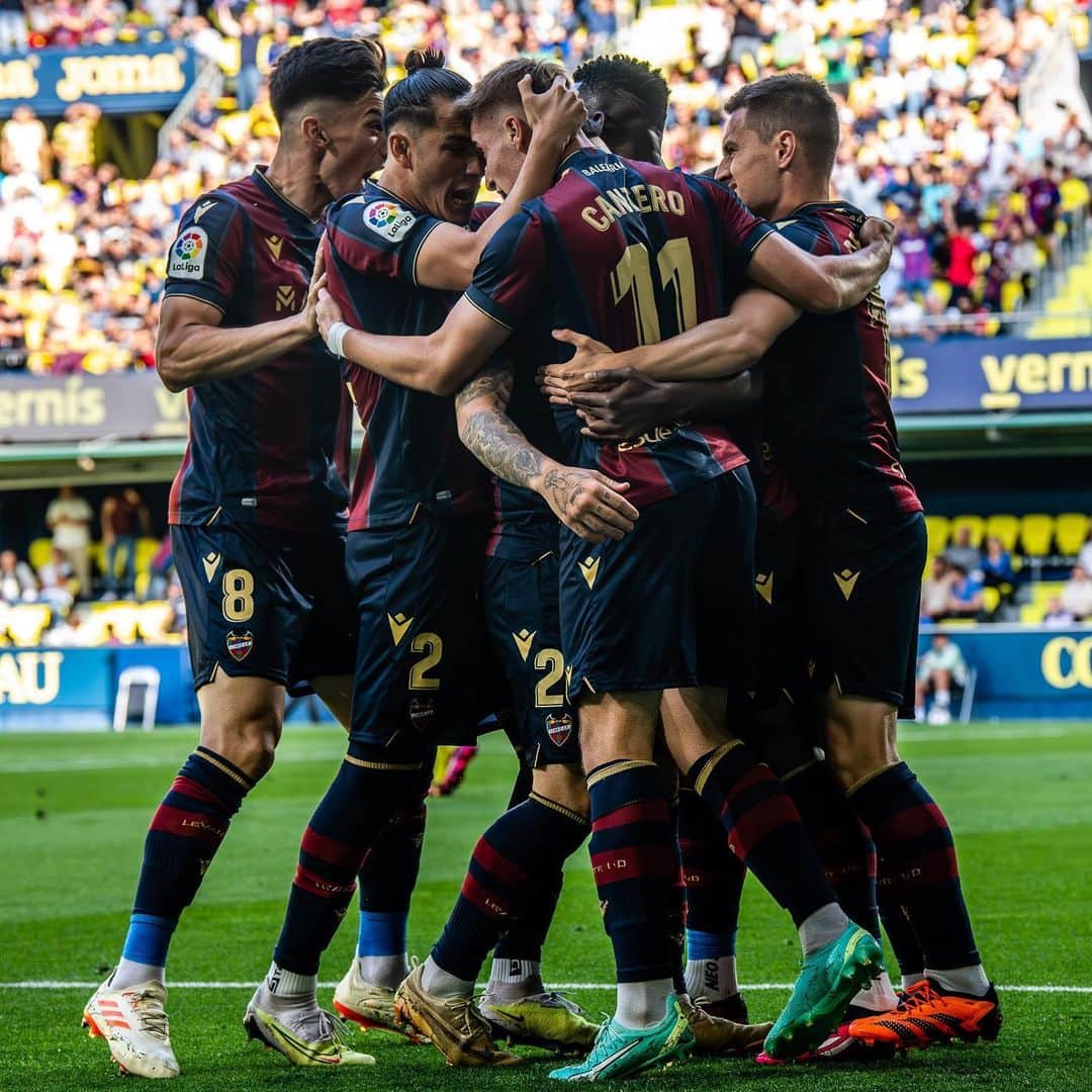 レバンテUDのインスタグラム：「🍍🐸👊  #VillarrealBLevante   • @grupomarcosautomocion @macron @sesderma @baleariaferry @amstel_es @cocacola_esp」