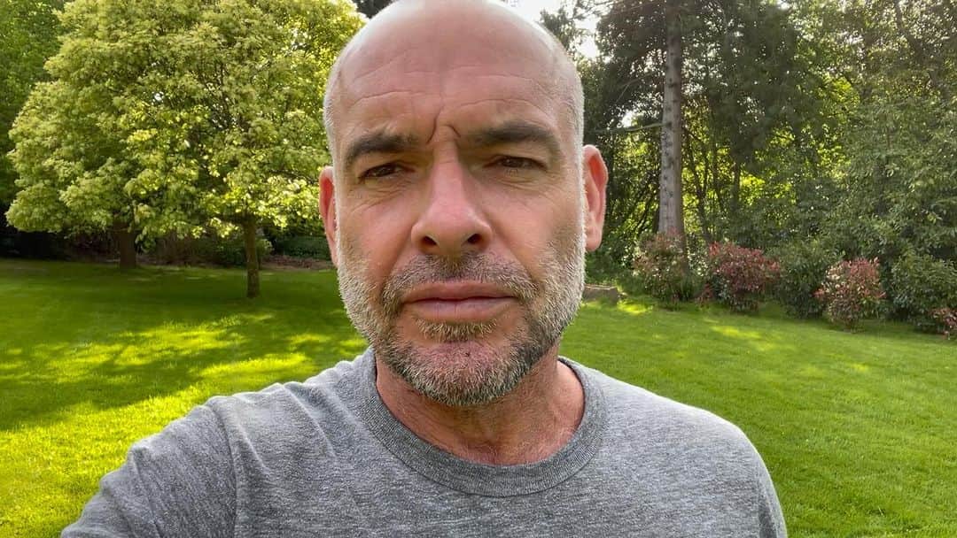 ポール・ブラックソーンのインスタグラム：「Someone’s HACKED my account - apologies for any drivel that’s being sent to you - PLEASE ignore…. Thank you XoxoX」