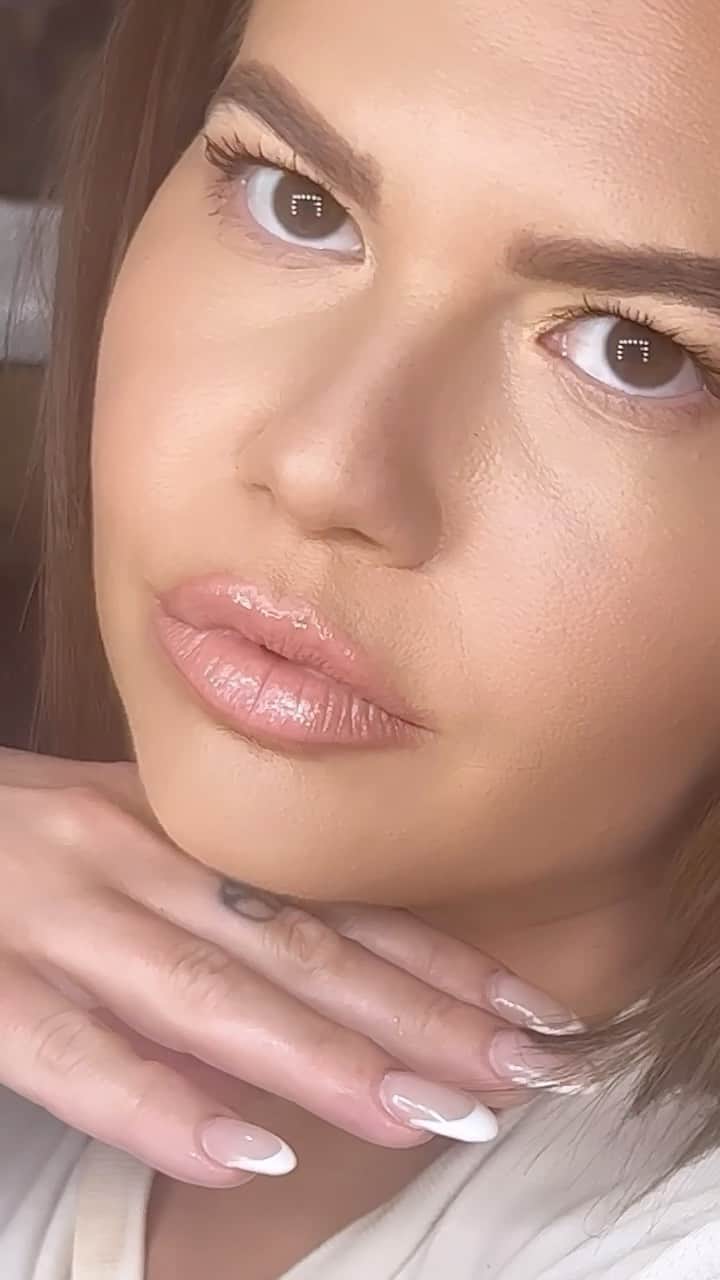 のインスタグラム：「Glam time using @colourpopcosmetics! Obsessed with the “Heavy Petal Collection” it’s the perfect makeup set for spring/summer vibes 🤗☀️🌸🌼 Like & comment if you’re feelin it!」