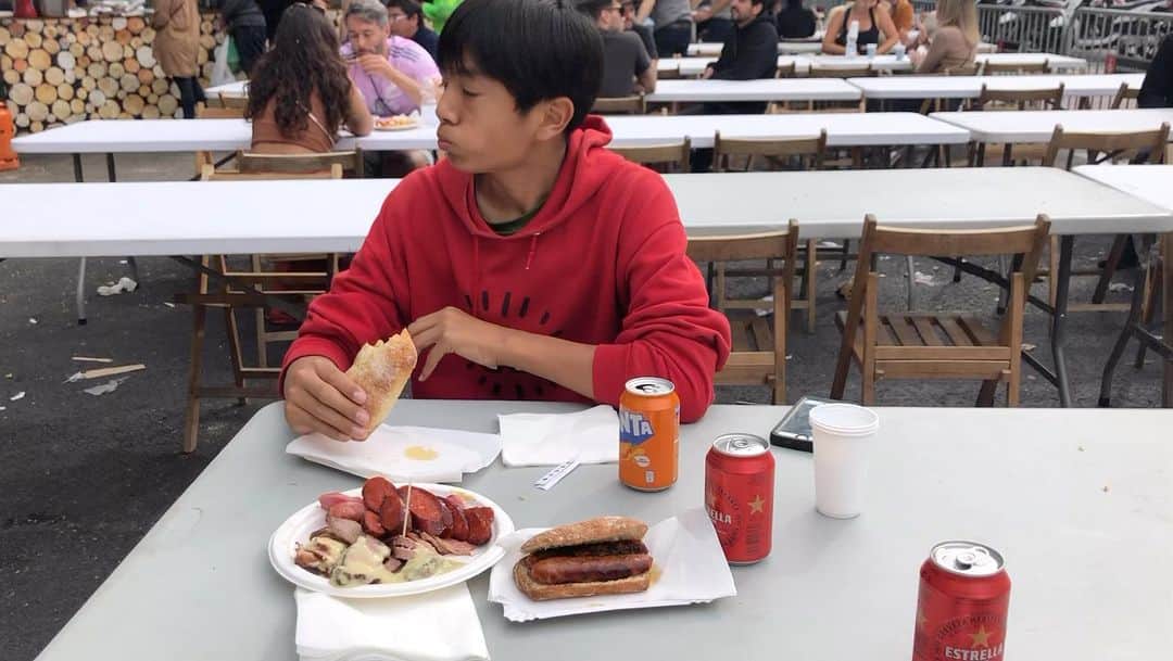 石塚啓次のインスタグラム：「明日一位のチームとの試合やし闘争本能出るようにうどん屋昼休みに近所の祭りで肉たっぷりと！ 明日集中や！  #石塚啓次 #YouTube #宵宵祇園  #yoiyoigion  #ブエナビスタデポルテ #buenavistadeporte #バルセロナ」