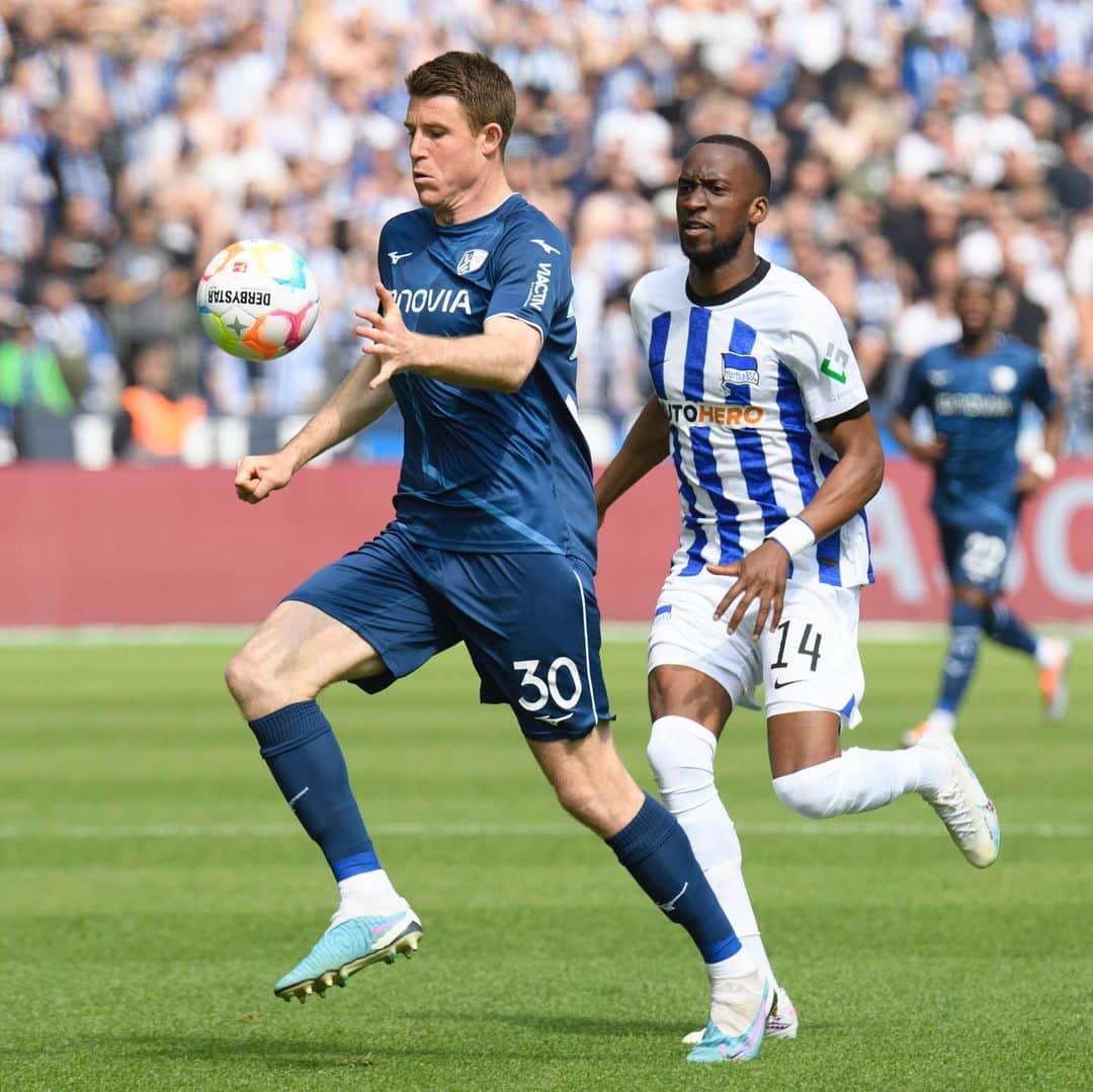 ドミニク・ハインツのインスタグラム：「Einen ganz wichtigen Punkt erkämpft 💪 Was für ein Spiel, mit euch Fans im Rücken! Am nächsten Samstag hauen wir gemeinsam alles rein! 🔵⚪️  @vflbochum1848.official」