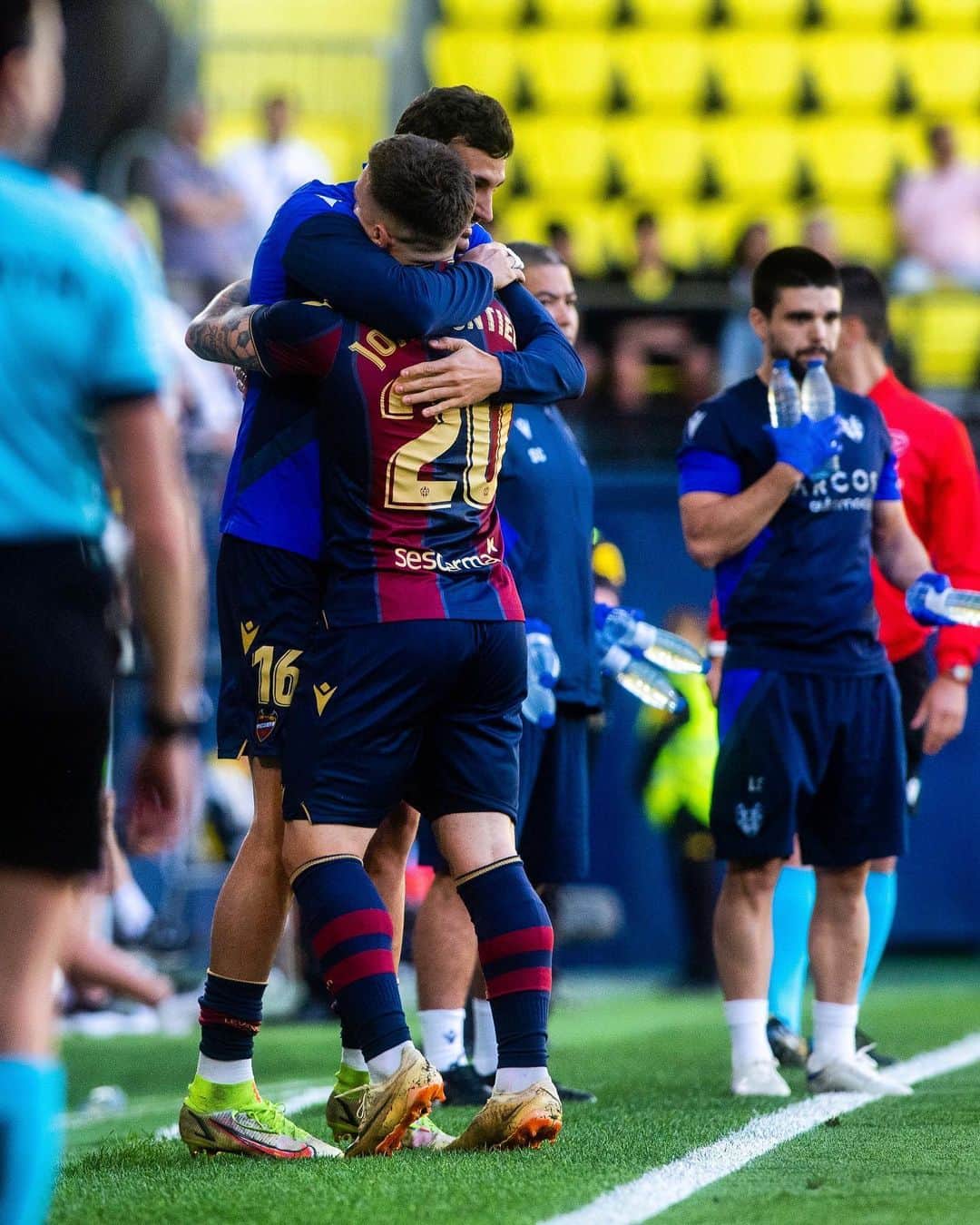 レバンテUDのインスタグラム：「A M I G 🐸 S  #VillarrealBLevante  • @grupomarcosautomocion @macron @sesderma @baleariaferry @amstel_es @cocacola_esp」