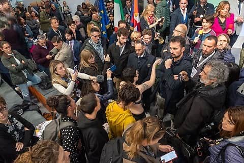 マッテオ・レンツィのインスタグラム：「Il Salone del Libro di Torino è una bellissima palestra di libertà e democrazia. Impedire alla ministra Roccella di parlare significa negare i valori della cultura, del dialogo e del rispetto. Pasolini, che era un gigante, non parlava a caso di “fascismo degli antifascisti”.」