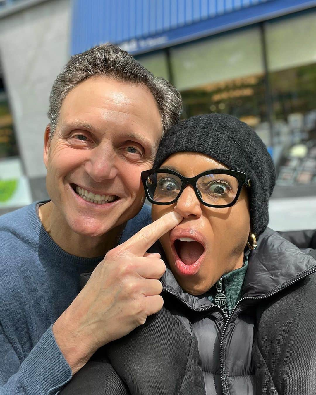 ケリー・ワシントンさんのインスタグラム写真 - (ケリー・ワシントンInstagram)「I told @tonygoldwyn that #Olitz is trending on TikTok for his birthday. He’s clearly VERY excited (swipe to see 👃🏾😜). HAPPY BIRTHDAY TONY!!!! Love you SOOOOOOOOOOOOOO much! XOXOXOXOXO #ScandalFam」5月21日 3時00分 - kerrywashington