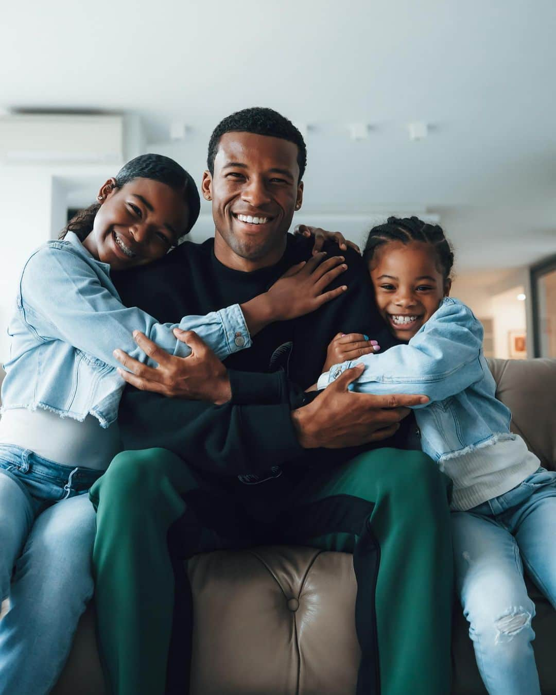 ジョルジニオ・ワイナルドゥムのインスタグラム：「Family time with my little princesses 😍」