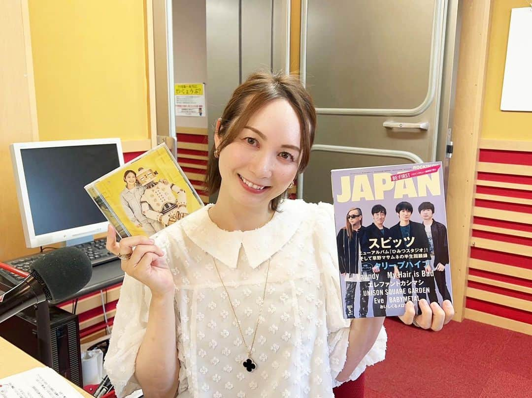 佐井祐里奈のインスタグラム：「17日のAFTERNOON COLORS📻で スピッツの皆さん４人に 新アルバム『ひみつスタジオ』のインタビューができるということで、たくさんたくさん曲を聴いて絵本や雑誌も購入😚🎵  どの曲も素晴らしく…感動🥺🥹全部好き…❣️特にときめきpart1と大好物と美しい鰭とオバケのロックバンド👻  インタビュー前には１人で久しぶりに映画館へ。  コナン！！！！！！良すぎた…😚最後の美しい鰭…最高…🥺  隣のおじ様泣いてたよ…スピッツさんのファンかな？コナンファンかな？🥺  とても良い時間でした✨✨  メンバー皆様優しすぎて優しすぎて…大ファンになりました☺️🎵　  #スピッツ　#SPITZ #ひみつスタジオ　#ときめきpart1 #大好物　#美しい鰭 #オバケのロックバンド　#fmaichi #エフエム愛知　#ひみつストレンジャー」