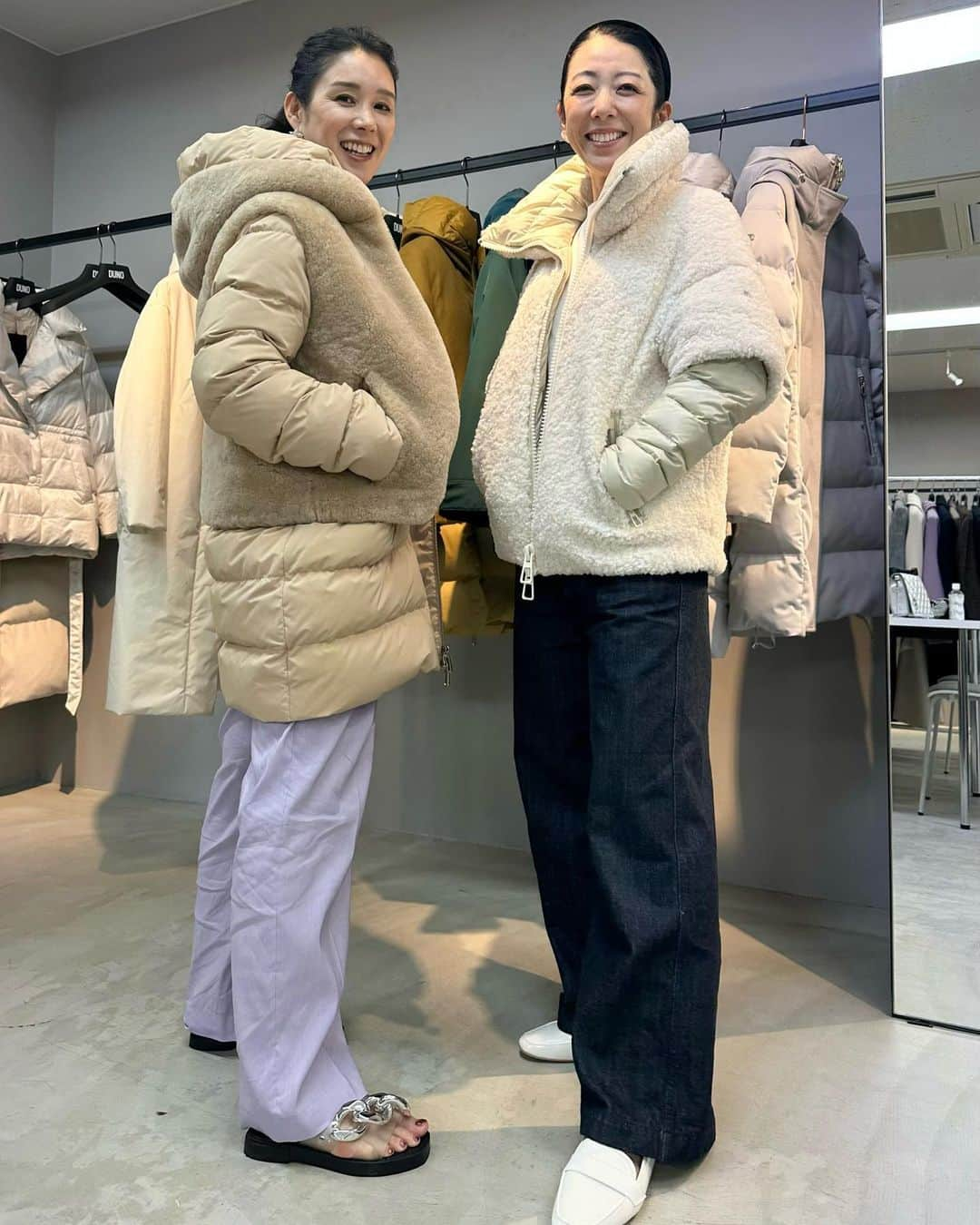 紙本真琴さんのインスタグラム写真 - (紙本真琴Instagram)「#macotostyling   （株）豊田貿易 【TOYODA TRADING 2023-24 AW Press preview】へ✨  VOGUE UKなどの有名なファッション誌で活躍した元スタイリストと  ミラノのマルチブランドストア“ANTONIA”の創立者が立ち上げた @khrisjoy_official をはじめ  イタリアン・プロダクト・デザインとして確立されている @moonboot   ヴィンテージ愛が溢れたハンドメイドのイタリア新バッグブランド @aim_handmadeinitaly   シャツメーカーとしてミラノ郊外で誕生した @aspesiofficial 『オフィシャルにアメリカ国旗を持つ靴』 @autryactionshoes 🇺🇸  イタリアの熟練した職人による手作りのレザー製品ブランド @zanellato_official   イタリア・フィレンツェで誕生した @duno_official のダウンコートも大人可愛かった♡  今回ロングコートを一目惚れしてオーダーしたイタリア・バルレッタに本社を構える @circolo_1901   動画で着ているコートもジャケットも素材のほとんどがコットンなの！  チェック柄も実はプリントだから軽くて滑らかな手触りはカシミヤのよう  ストレッチがかなり効いているから美しいラインが叶って もちろんコットンだから自宅で洗えちゃう！！  こんなコートをイタリア滞在中にも欲しくてまさに探していたのよ✨  イタリアに精通する各ブランドのオリジナリティやクオリティに感動しまくりの展示会でした♪  Thanks @mikittyisland  @hasutomo727   #豊田貿易 #2023aw #collection #khrisjoy #moonboot #aimhandmadeinitaly #aspesi #autry #duno #circoro1901 #zanellato #macotokamimoto #スタイルアップコーディネーター #パーソナルスタイリスト #大人スタイル」5月21日 9時02分 - macoto.kamimoto