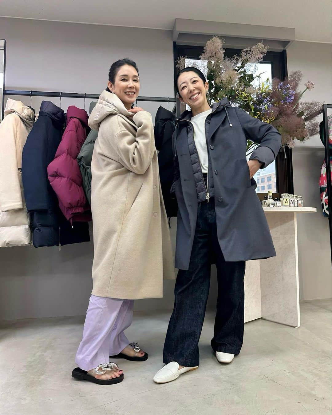 紙本真琴さんのインスタグラム写真 - (紙本真琴Instagram)「#macotostyling   （株）豊田貿易 【TOYODA TRADING 2023-24 AW Press preview】へ✨  VOGUE UKなどの有名なファッション誌で活躍した元スタイリストと  ミラノのマルチブランドストア“ANTONIA”の創立者が立ち上げた @khrisjoy_official をはじめ  イタリアン・プロダクト・デザインとして確立されている @moonboot   ヴィンテージ愛が溢れたハンドメイドのイタリア新バッグブランド @aim_handmadeinitaly   シャツメーカーとしてミラノ郊外で誕生した @aspesiofficial 『オフィシャルにアメリカ国旗を持つ靴』 @autryactionshoes 🇺🇸  イタリアの熟練した職人による手作りのレザー製品ブランド @zanellato_official   イタリア・フィレンツェで誕生した @duno_official のダウンコートも大人可愛かった♡  今回ロングコートを一目惚れしてオーダーしたイタリア・バルレッタに本社を構える @circolo_1901   動画で着ているコートもジャケットも素材のほとんどがコットンなの！  チェック柄も実はプリントだから軽くて滑らかな手触りはカシミヤのよう  ストレッチがかなり効いているから美しいラインが叶って もちろんコットンだから自宅で洗えちゃう！！  こんなコートをイタリア滞在中にも欲しくてまさに探していたのよ✨  イタリアに精通する各ブランドのオリジナリティやクオリティに感動しまくりの展示会でした♪  Thanks @mikittyisland  @hasutomo727   #豊田貿易 #2023aw #collection #khrisjoy #moonboot #aimhandmadeinitaly #aspesi #autry #duno #circoro1901 #zanellato #macotokamimoto #スタイルアップコーディネーター #パーソナルスタイリスト #大人スタイル」5月21日 9時02分 - macoto.kamimoto