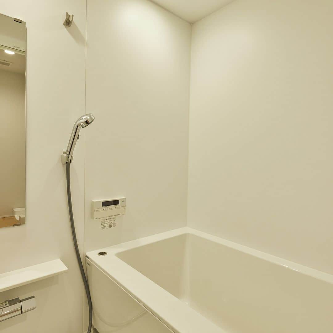 無印良品の家さんのインスタグラム写真 - (無印良品の家Instagram)「【販売中】リノベーション済みの完成品をご用意しました。 東京都府中市「セボン紅葉丘メープルタウン＃01」  洗面室を挟んで浴室とトイレが左右に配置された、コンパクトな水回り。玄関近くにまとめてあるので、帰宅してすぐに手を洗ったり出かける前にトイレを済ませたりと導線もスムーズです。 すべての建具が引戸になっており、窓も多いこのお部屋。開け放つことで風の通り道ができるので、簡単に空気の入れ替えができます。  バルコニーもデッキ敷になっていて、ちょっとしたガーデニングなどを行うのもよさそうです。 まわりに高い建物もないので、静かに落ち着いた環境で生活ができそうです。  内覧予約受付中です。 詳しくはプロフィールハイライトか、「無印良品のリノベーション」HPをご覧ください。 ※ご成約状況により物件内覧が中止になる可能性があります。  #無印良品の家 #無印良品のリノベーション #無印良品 #リノベーション #中古マンション #中古マンションリノベーション #muji #mujihouse #MUJIINFILL0 #洗面収納 #洗面所 #収納スペース #打ちっぱなし #打ちっぱなしコンクリート #クローゼット #クローゼット収納 #収納スペース #ウォークインクロゼット #バルコニーデッキ #バルコニーデッキ #リビングインテリア」5月21日 9時00分 - mujihouse