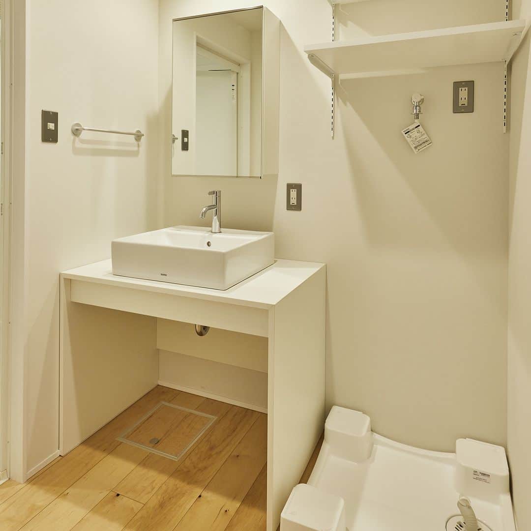 無印良品の家さんのインスタグラム写真 - (無印良品の家Instagram)「【販売中】リノベーション済みの完成品をご用意しました。 東京都府中市「セボン紅葉丘メープルタウン＃01」  洗面室を挟んで浴室とトイレが左右に配置された、コンパクトな水回り。玄関近くにまとめてあるので、帰宅してすぐに手を洗ったり出かける前にトイレを済ませたりと導線もスムーズです。 すべての建具が引戸になっており、窓も多いこのお部屋。開け放つことで風の通り道ができるので、簡単に空気の入れ替えができます。  バルコニーもデッキ敷になっていて、ちょっとしたガーデニングなどを行うのもよさそうです。 まわりに高い建物もないので、静かに落ち着いた環境で生活ができそうです。  内覧予約受付中です。 詳しくはプロフィールハイライトか、「無印良品のリノベーション」HPをご覧ください。 ※ご成約状況により物件内覧が中止になる可能性があります。  #無印良品の家 #無印良品のリノベーション #無印良品 #リノベーション #中古マンション #中古マンションリノベーション #muji #mujihouse #MUJIINFILL0 #洗面収納 #洗面所 #収納スペース #打ちっぱなし #打ちっぱなしコンクリート #クローゼット #クローゼット収納 #収納スペース #ウォークインクロゼット #バルコニーデッキ #バルコニーデッキ #リビングインテリア」5月21日 9時00分 - mujihouse